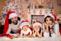 Pepe alături de familia sa într-o frumoasă ședință foto de Crăciun
