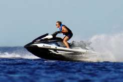 Emmanuel Macron și-a arătat mușchii la 'vânătoare de valuri'. Președintele Franței, dornic de adrenalină, a ieșit cu un ski-jet pe mare