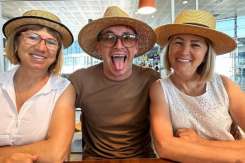 Mama lui Emilian Crețu are o activitate de succes
