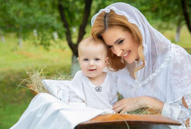 Prima ședință foto a fiului de 6 luni al Tatianei Heghea. Are un zâmbet cuceritor!