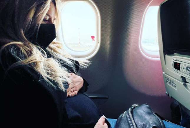 Laura Cosoi, fotografie nud într-o cabină de duș, cu burtica la vedere