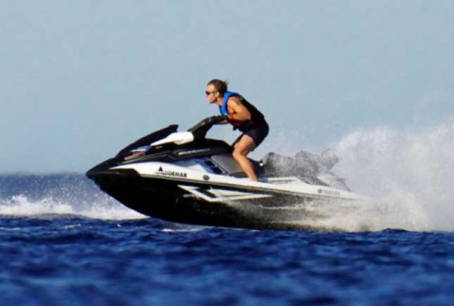 Emmanuel Macron și-a arătat mușchii la 'vânătoare de valuri'. Președintele Franței, dornic de adrenalină, a ieșit cu un ski-jet pe mare