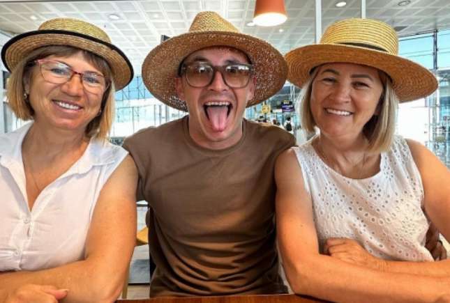 Mama lui Emilian Crețu are o activitate de succes