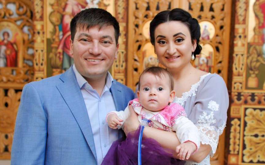 Fetița lui Costi Burlacu și a Corinei Țepeș, la prima sa aniversare