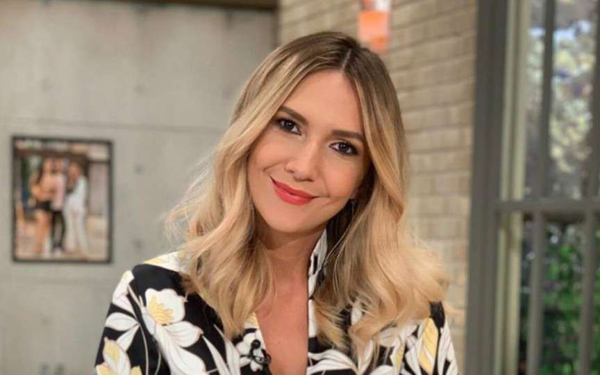 (FOTO) Cum arată Adela Popescu în costum de baie, la patru săptămâni după naștere