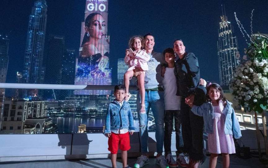 (FOTO) Cristiano Ronaldo i-a oferit un cadou de lux soției