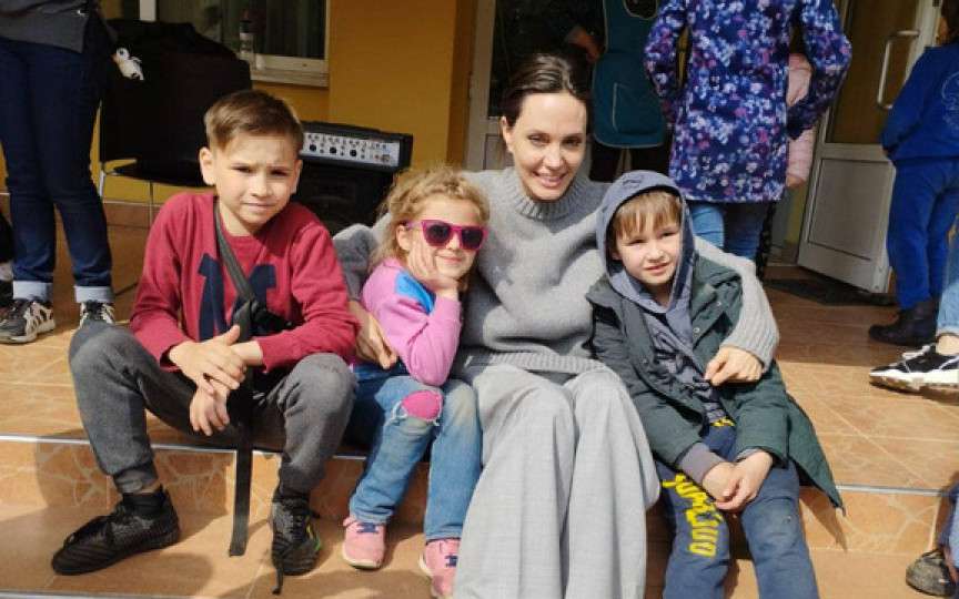 Angelina Jolie a vizitat copiii afectați de război din Lviv