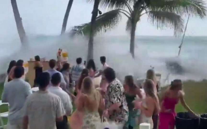 Doi miri din Hawaii s-au trezit cu valuri uriașe peste ei cu doar 5 minute înainte să spună 'da'