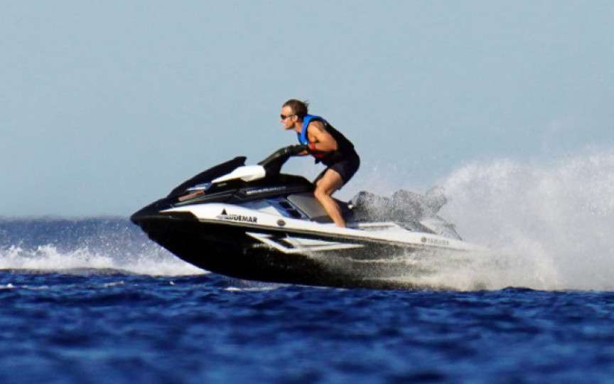 Emmanuel Macron și-a arătat mușchii la 'vânătoare de valuri'. Președintele Franței, dornic de adrenalină, a ieșit cu un ski-jet pe mare