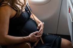 Este sigur să zbori cu avionul în timpul sarcinii? Ghid complet pentru viitoarele mame