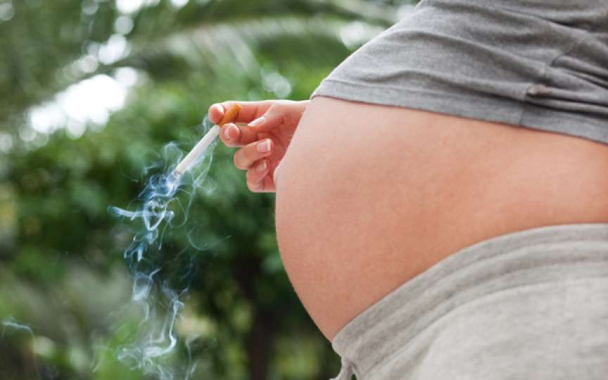 Medic pneumolog: Dacă mama fumează, încă din sarcină plămânii copilului pot fi afectați