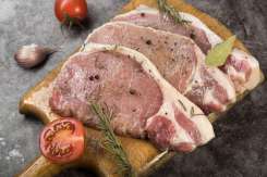 Ingredientul surprinzător care se adaugă peste carnea de porc înainte de gătire