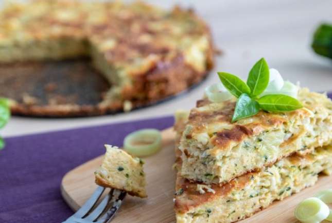 Plăcintă sărată fit cu zucchini și brânză de vaci