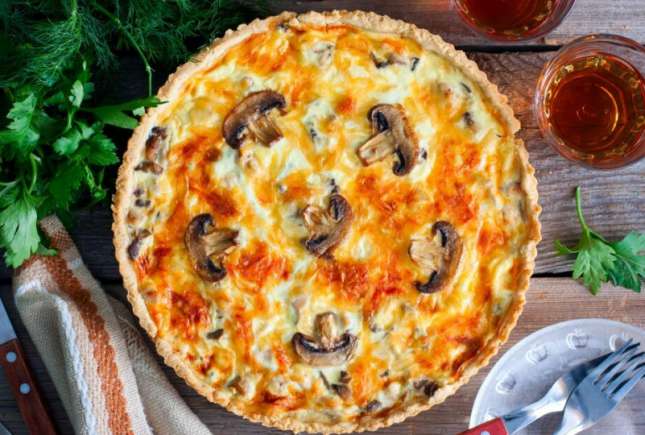 Tartă delicioasă de pui cu ciuperci