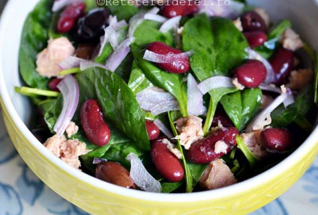 Reţetă mediteraneană rapidă. Salată cu spanac şi ton