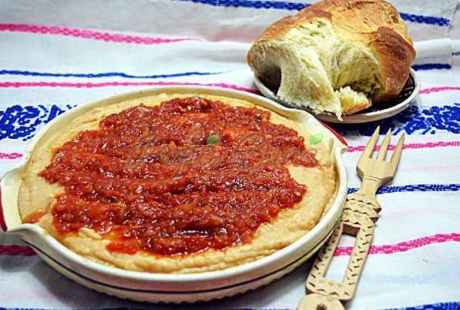 Cea mai bună rețetă de fasole bătută cu ceapă călită. Trucul care te va ajuta ca aceasta să iasă cremoasă și delicioasă