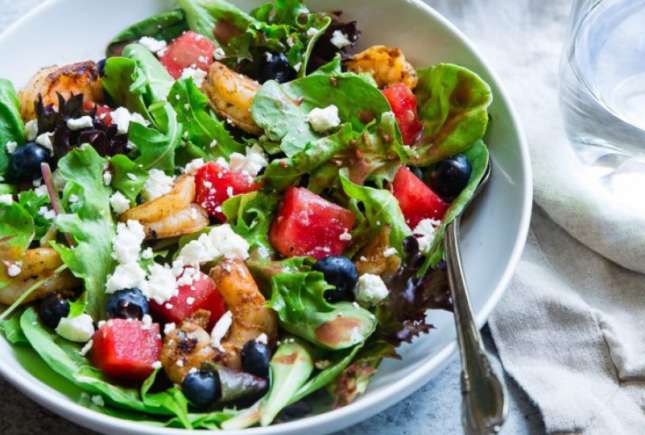 3 rețete de ulei aromatizat pentru salatele de vară