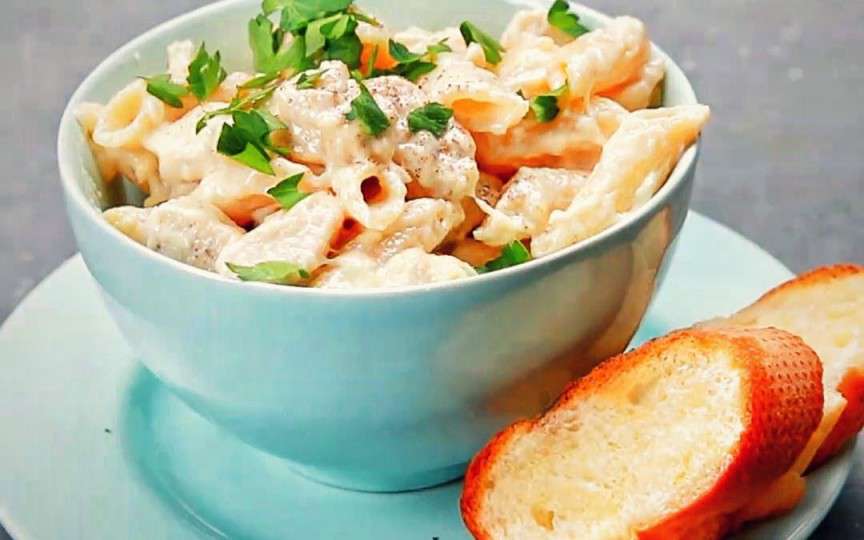 Paste cu piept de pui în sos Alfredo
