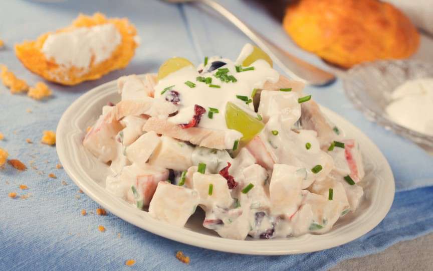 Salată de pui cu pepene galben și iaurt