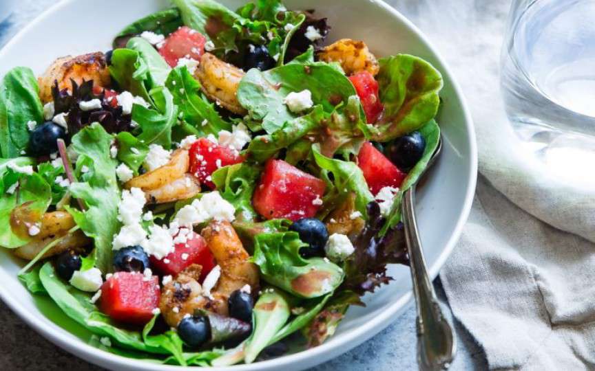 3 rețete de ulei aromatizat pentru salatele de vară