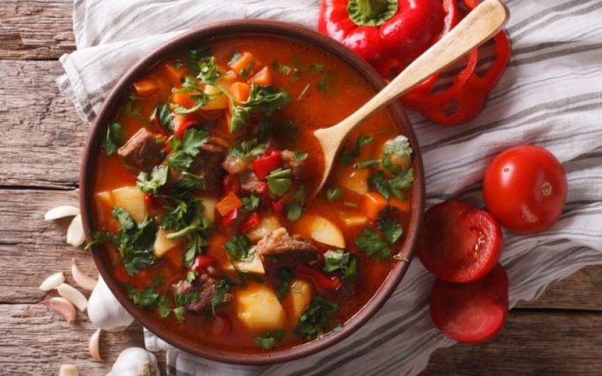 Rețetă pentru un prânz delicios și sănătos: Ciorbă de vită cu sfeclă roșie