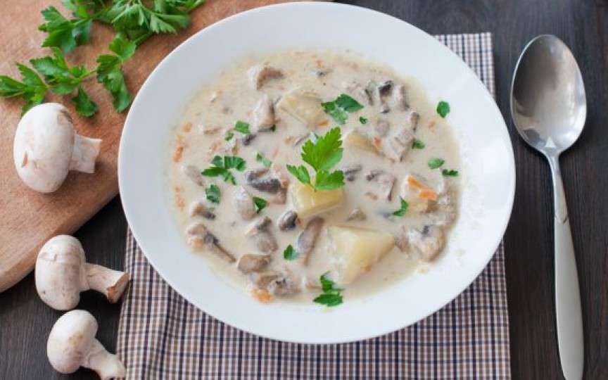 Foarte potrivită pentru zilele reci – supă de ciuperci cu cartofi