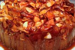 Prăjitură cu mere, nuci, fulgi de migdale şi topping de caramel