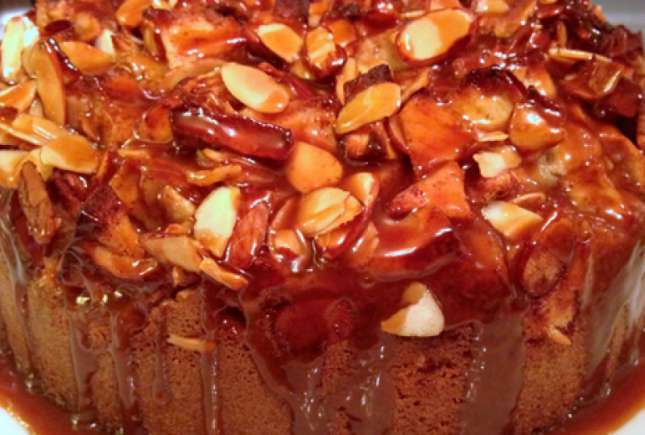 Prăjitură cu mere, nuci, fulgi de migdale şi topping de caramel