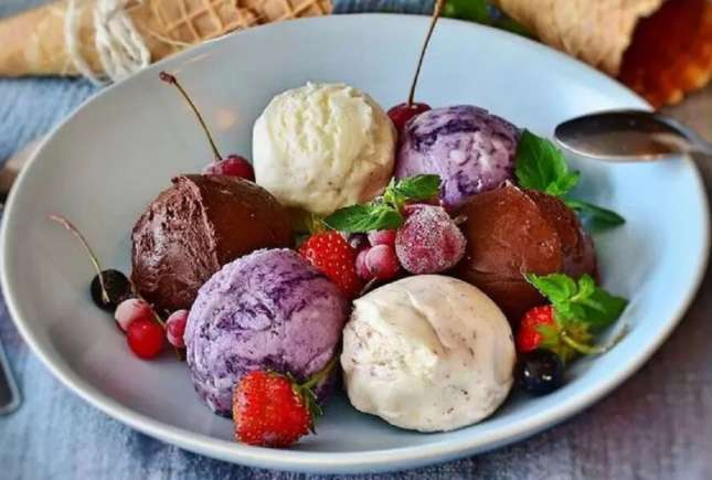 Înghețată de casă cu fructe. Un desert ideal pentru zilele toride de vară