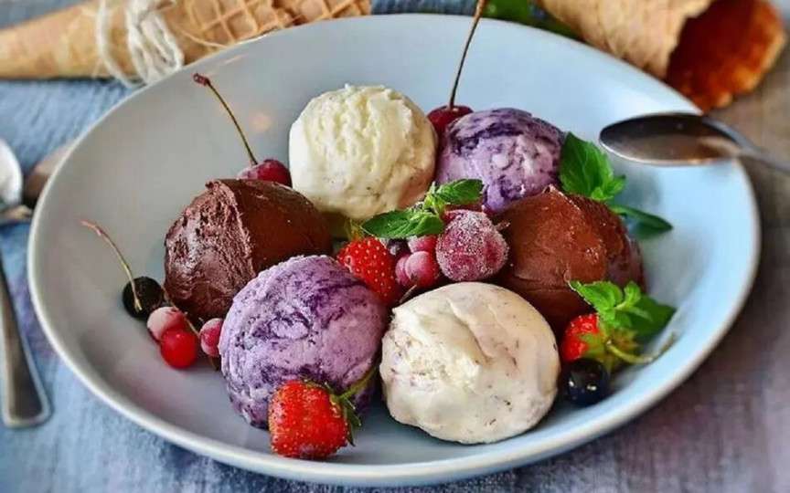 Înghețată de casă cu fructe. Un desert ideal pentru zilele toride de vară