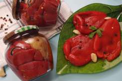 Cea mai bună rețetă de ardei copți pentru iarnă! Ingredientul care îi ține crocanți în borcan
