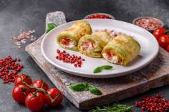 Rulouri de dovlecei cu brânză și roșii – Rețetă simplă, rapidă și delicioasă pentru vară