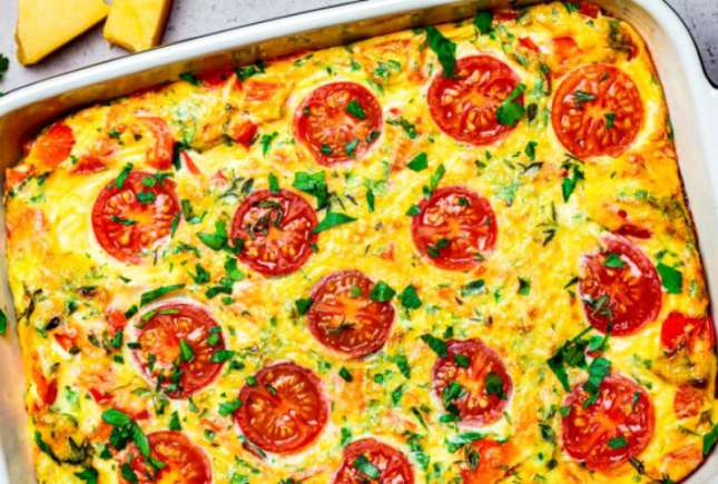 Omletă la cuptor cu legume, șuncă și brânză – un preparat sănătos și ușor de gătit