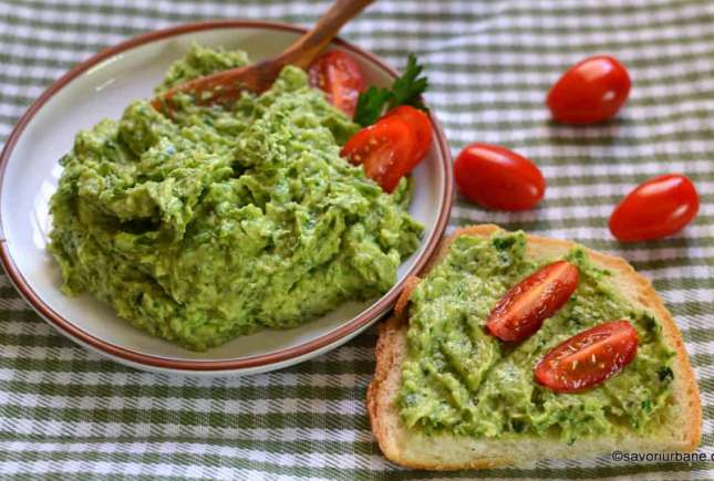 Gustă o explozie de sănătate. Rețeta delicioasă de avocado cu roșii, iaurt și usturoi