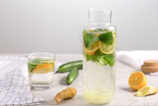 Soluție contra balonării - limonada cu mentă, ghimbir şi castravete