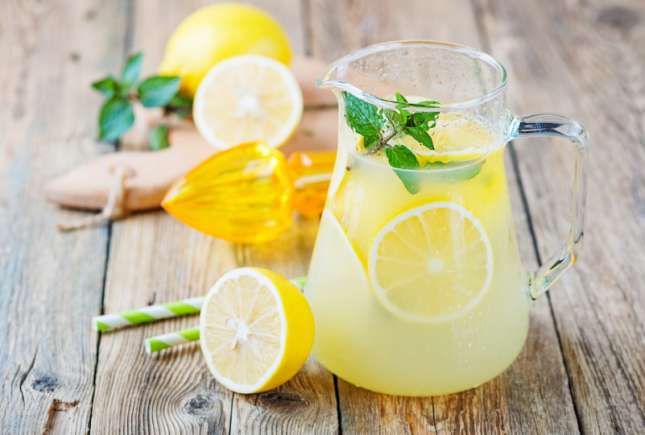 O rețetă de limonadă antiinflamatoare pentru durerile menstruale