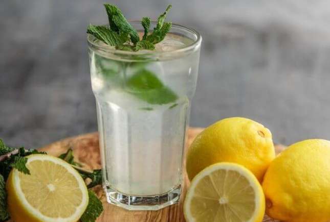 Rețetă simplă și gustoasă de limonadă cu proprietăți antiinflamatoare pentru durerile menstruale