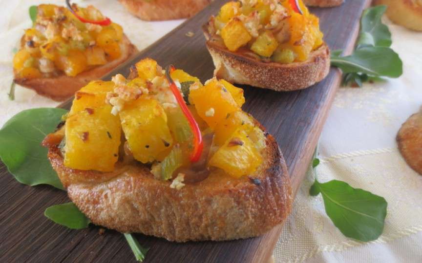 Aperitive pentru zile reci, foarte ușor de gătit - bruschetta cu dovleac şi brânză