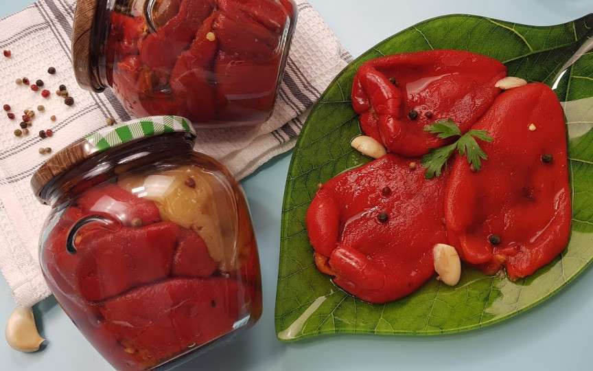 Cea mai bună rețetă de ardei copți pentru iarnă! Ingredientul care îi ține crocanți în borcan