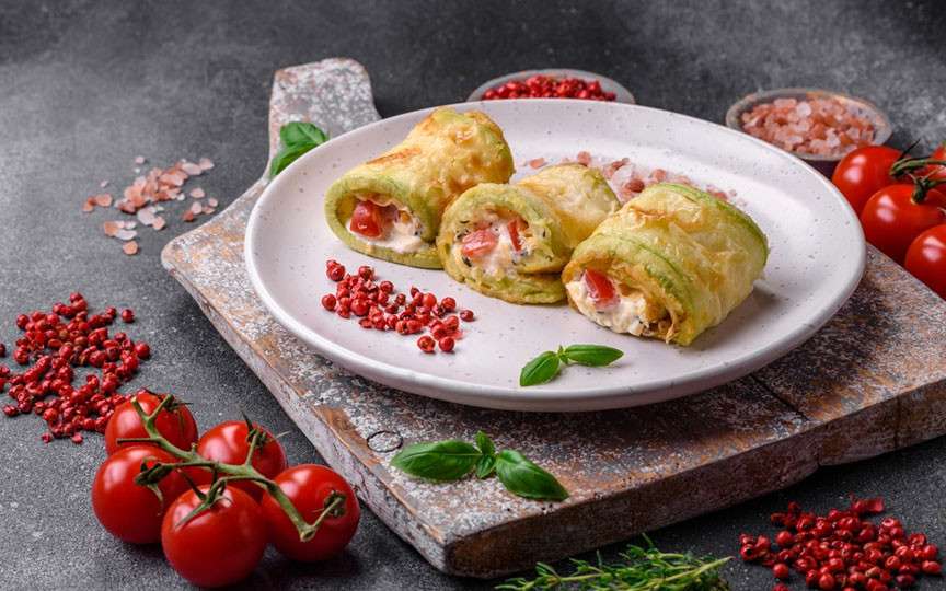 Rulouri de dovlecei cu brânză și roșii – Rețetă simplă, rapidă și delicioasă pentru vară