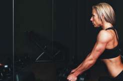 Alimentația înainte și după antrenament îi dictează organismului dacă să slăbească sau să pună mușchi