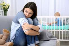 Psiholog: Depresia postpartum inițial se poate manifesta ca tristețe, neliniște și  anxietate în primele zile după naștere