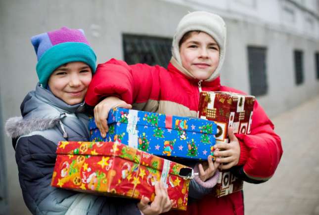 CAMPANIE: Oferă un cadou într-o cutie de pantofi!