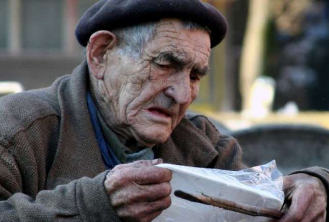 În ajun de sărbători, donează alimente pentru a aduce bucurie pe masa persoanelor nevoiașe