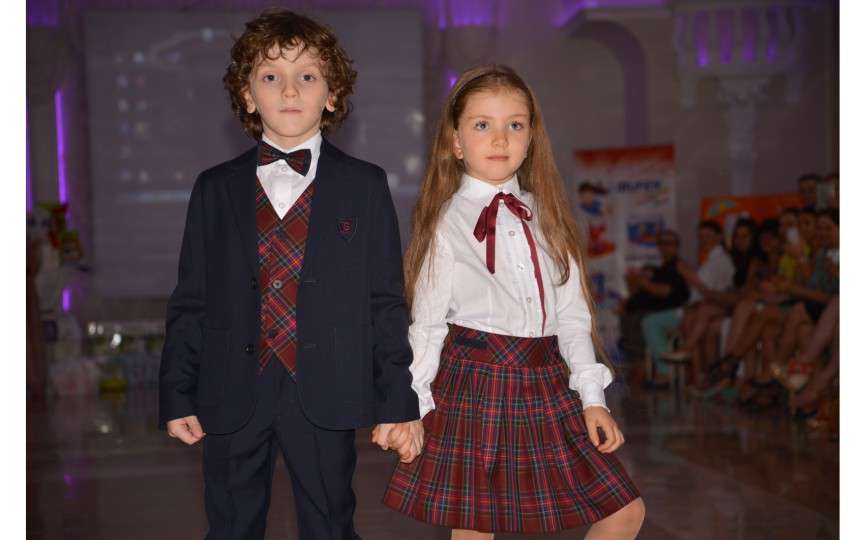 Ţinute de şcoală „made in Moldova” într-o defilare deosebită