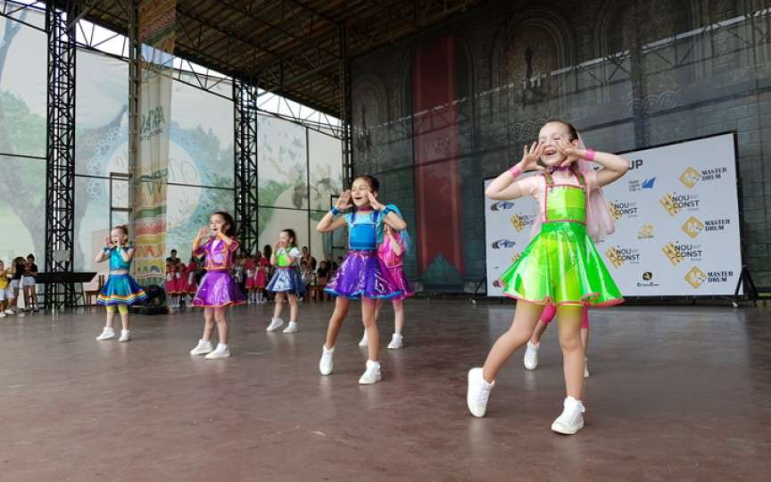 Sute de copii și multă distracție de Ziua Copiilor la Complexul Etno Cultural Vatra