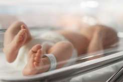 Minunea unui bebeluș născut cu 500 de grame: după 400 de zile în spital, merge acasă