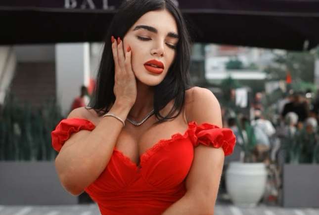 Model cu talie de 45 cm, de peste 1 million dolari, criticată pentru corsetul purtat 23 de ore pe zi