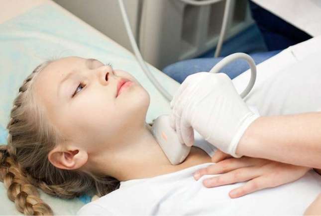 Creștere alarmantă a cazurilor de tiroidită la copii. Medicii: Stresul și alimentația nesănătoasă, factori declanșatori majori