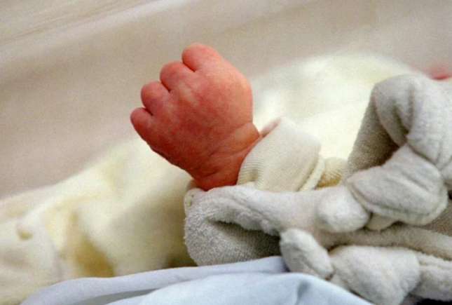 Micuț de doar o lună, găsit mort în „cutia pentru bebeluși” din fața unei biserici